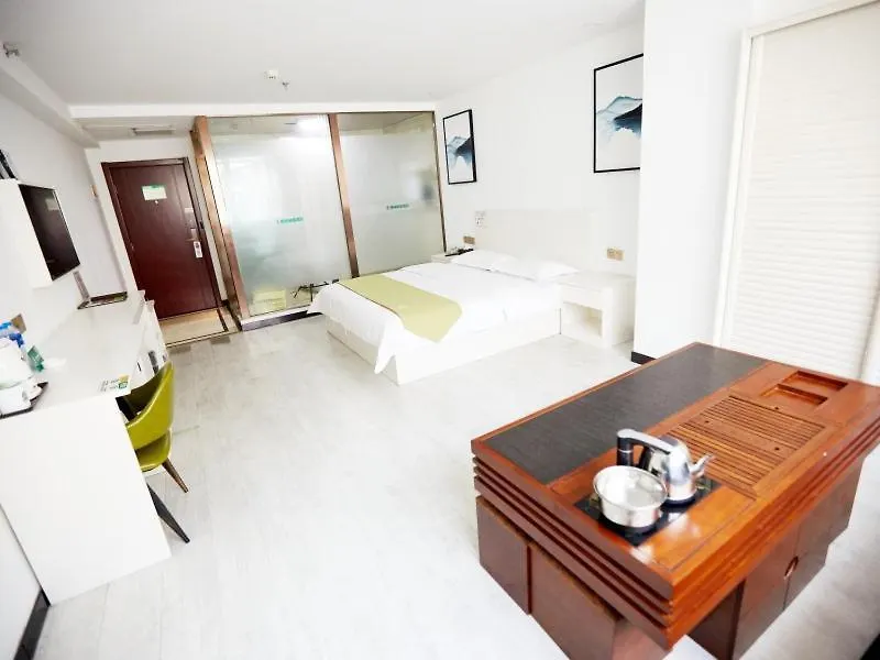 Greentree Alliance Xinxiang Train Station Hotel 3*,